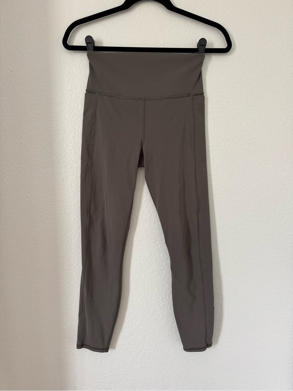 Vuori Studio High-Waist Pocket Leggings in Gray